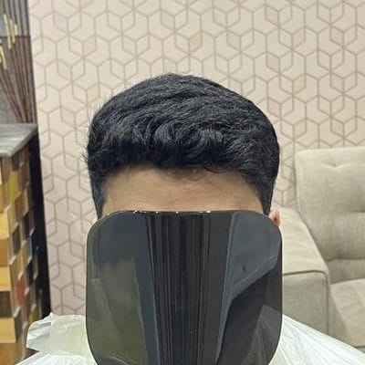 قصة قصيرة ناعمة بشعر داكن كثيف لعميل يرتدي ثوبًا أبيض بعد تركيب نظام الشعر